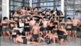 法國高中生全裸拍結業照 圖／翻攝自每日郵報