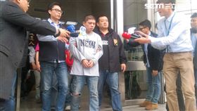 張嫌在蘆洲區姪子家舉辦驗貨大會遭警查獲，並起獲長短槍及安非他命38包等證物（楊忠翰攝）