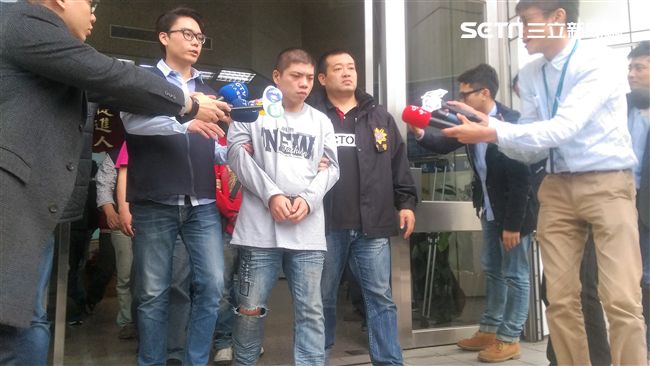 毒梟辦驗貨大會　長短槍上手防黑吃黑