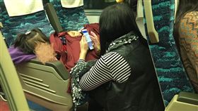 媽媽,母親,偉大,寶,母愛,疼,孝順,母子,台鐵,火車,座位-翻攝自爆料公社