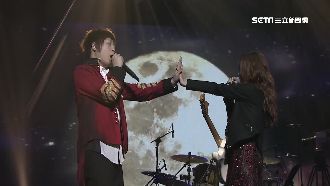 五月天攻蛋邀陳綺貞　貼掌對唱好害羞