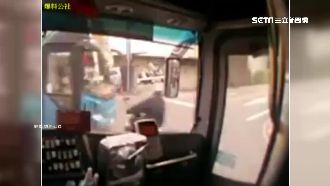 視線不佳撞客運　騎士人車翻滾倒地