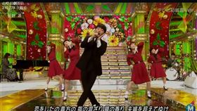 星野源《Music Station》大跳《戀》舞。(圖/翻攝自哈日劇臉書)-https://www.facebook.com/hotjpdrama/videos/1219375961451704/
