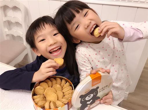 佩甄有一對可愛的兒女。(圖/翻攝自佩甄臉書)-https://www.facebook.com/janeleetaiwan/photos/a.525235767512993.1073741825.112193965483844/1206551496048080/?type=3&theater