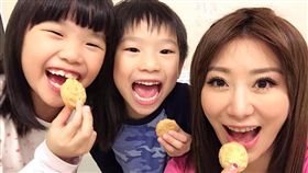佩甄跟兒女感情好。(圖/翻攝自佩甄臉書)-https://www.facebook.com/janeleetaiwan/photos/a.525235767512993.1073741825.112193965483844/1206551556048074/?type=3&theater