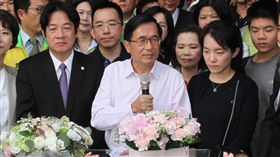 扁致詞祝賀 陳幸妤診所開幕爆人潮（2）
前總統陳水扁（前中）24日到台南市參加女兒陳幸妤（
前右）的牙醫診所開幕，公開致詞祝賀。
中央社記者楊思瑞攝  105年12月24日