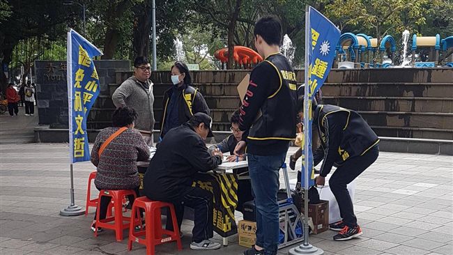 罷免柯文哲攤位　門可羅雀網友譏笑