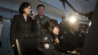 小英嘉許飛行員　共軍：蔡大小姐發威