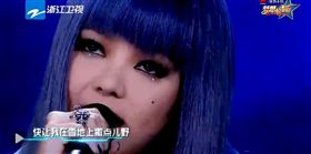 張惠妹又瘦了！透膚絲襪性感踢腿　嘹亮嗓音「撒野」全場
圖翻攝自浙江衛視
http://v.zjstv.com/c/201612/35660.html