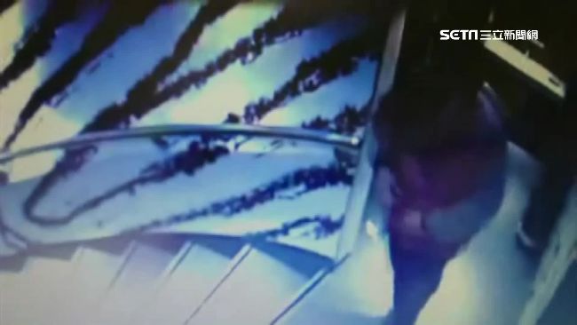 廁所內詐騙取款　爆乳辣妹騙走上百萬