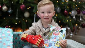 耶誕節,英國小男孩克洛伊登,耶誕禮物,義肢（圖／翻攝自太陽報）