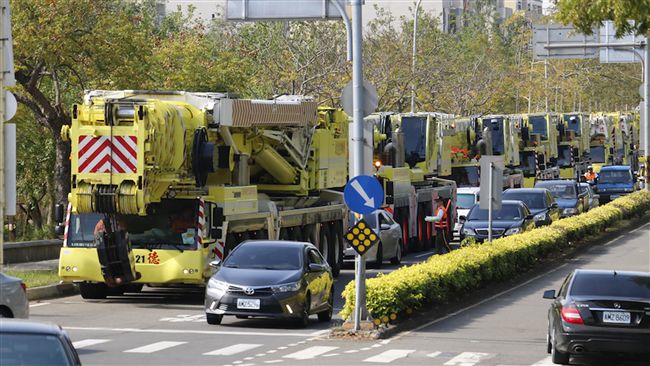 起重傳奇胡鵬飛告別式　大批車隊送行