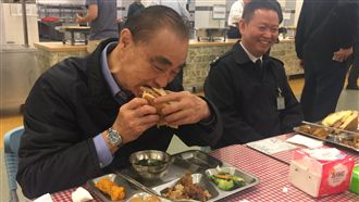 「三角錐」當基底　國軍過節推聖誕塔