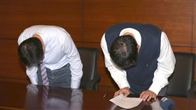 光復中學生扮納粹惹議 校長鞠躬道歉
新竹光復中學學生在校內活動時，變裝扮成德國納粹武
裝，引發輿論，校長程曉銘（右）24日帶著學務主任廖
慶麟（左）召開記者會，透過媒體向社會大眾鞠躬道歉
。
中央社記者魯鋼駿攝 105年12月24日