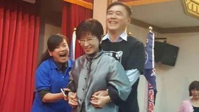 郝龍斌突「被擁抱」　與柱上演鐵達尼