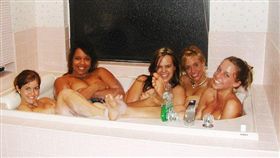 家人,嫌犯,合影,裸,人影,英國,每日星報,浴缸,惡鄰,鄰居　圖／翻攝自每日星報
https://goo.gl/K81Wo8