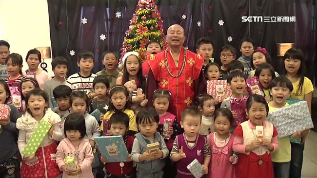 寒冬送溫暖！蓮生活佛贈萬本書做公益