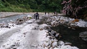 劇組為了「雪景」竟在宜蘭梵梵野溪灑滿鹽 圖／翻攝自爆料公社