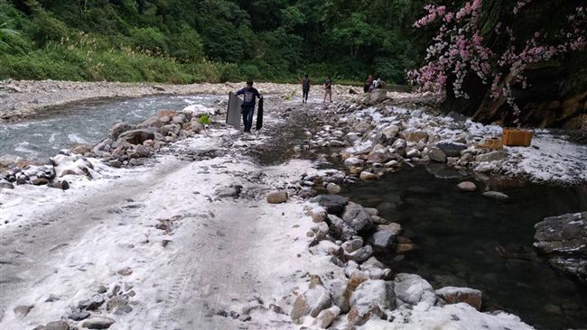 怒！劇組為了「雪景」竟在溪邊灑滿鹽
