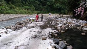 劇組為了「雪景」竟在宜蘭梵梵野溪灑滿鹽 圖／翻攝自爆料公社