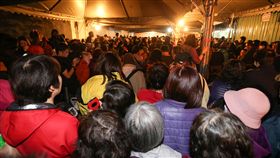 龍山寺受理點燈報名 湧現排隊人潮（1）
台北艋舺龍山寺點燈活動，25日上午6時發放號碼牌，7
時開始受理報名，大批民眾到場排隊領票，現場湧現排
隊人潮。
中央社記者謝佳璋攝 105年12月25日