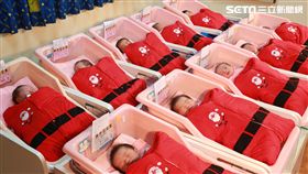 敲可愛！歡度聖誕節　小寶寶應景當聖誕老公公（圖／童綜合醫院）