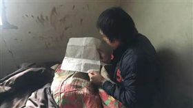 慘！品學兼優少年被父母上鐵鍊　監禁兩年鐵鍊長進肉裡（圖／翻攝河南網）