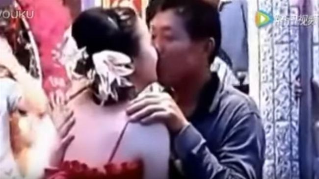 為了賺一疊鈔票　公公婚禮上激吻媳婦