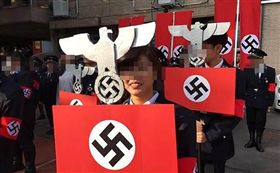 光復中學學生辦納粹軍官（打碼）（圖／翻攝自PTT）
