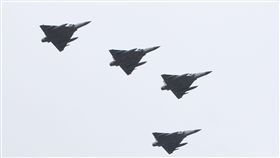 105年國防知性之旅清泉崗航空嘉年華（22）日舉行預校，當天有雷虎小組特技操演、IDF、幻象2000、F16戰機分別性能展示操演及地面各型裝備展示。（記者邱榮吉/攝影）