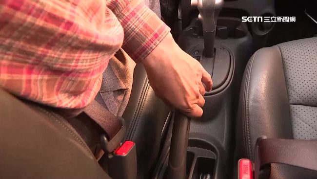 停車先打P檔再拉手煞車　易傷齒輪