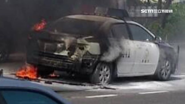 後車廂載這東西　警車突遭火燒成廢鐵