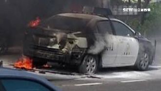 後車廂載這東西　警車突遭火燒成廢鐵