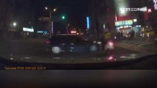 轎車橫越2車道左轉　撞上值勤員警