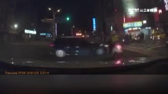 轎車橫越2車道左轉　撞上值勤員警