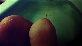 泡澡
https://www.flickr.com/photos/_twiggy/3681918511/in/photolist-6BmN6D-8eEuAM-ndoUGL-fMufa8-ezN8mQ-nDkkzP-nD8tGb-6N54de-8eJiR5-8eEuBz-XNTcD-8eHMX5-fMu8vp-ezHMuK-nmQmsP-ezMaib-fMLPNY-8eJiNY-8eEuJ2-ezJ