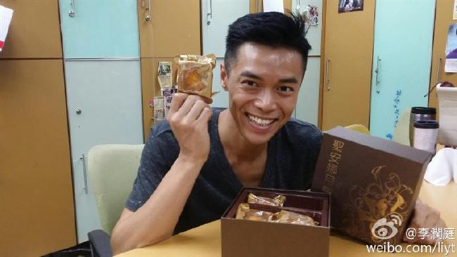 當街喇舌摸臀！男星背空姐老婆偷人妻