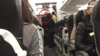 不滿換位遭勸阻　男咆哮空姐還比中指