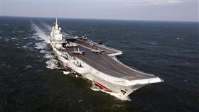 遼寧艦駛出第一島鏈  港專家：警示台美
共軍航空母艦遼寧號24日赴西太平洋海域開展遠海訓練
，將首次駛出第一島鏈。香港軍事專家表示，此舉有警
示台灣、美國的作用，為「戰備性質的巡航」。
（中新社提供）
中央社　105年12月25日