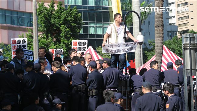 反同團體衝入立院　數人受傷送醫