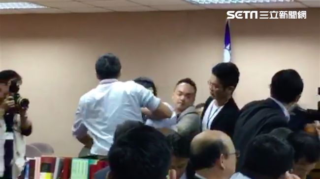 反同婚人士闖司委會　遭警方強制架離