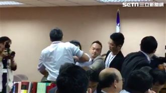 反同婚人士闖司委會　遭警方強制架離