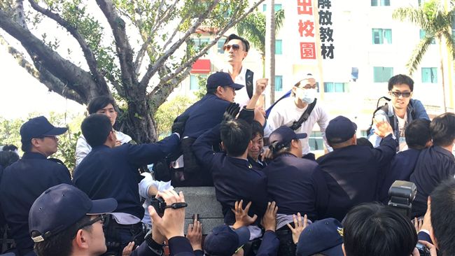 立院反同婚　學運「嗶嗶哥」也現身