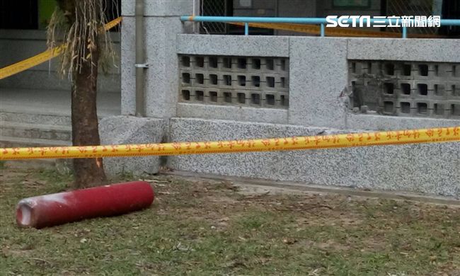 鋼瓶如飛彈射百公尺　撞破國小矮牆