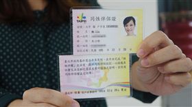 北市核發同性伴侶證　首日共7對申請
台北市政府26日起核發「同性伴侶證」，民政局統計，
26日共有7對同性伴侶申請、發出14張證，同性伴侶可
憑此證簽署醫療手術同意書、申請家庭照顧假等。
中央社記者顧荃攝　105年12月26日