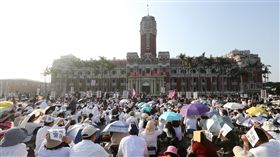 婚平法案送協商  反同團體：將反對到底
立法院司法委員會26日通過提案，各版婚姻平權草案將
送朝野協商，反同婚團體表示，不能接受，將反對到底
、繼續抗爭，未來將發動公投，並動用公民罷免權。
中央社記者吳家昇攝  105年12月26日