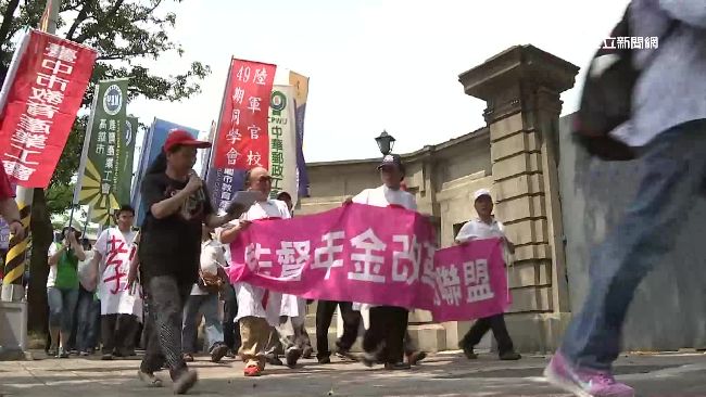 勞公教年金保費擬漲　拚30年不破產