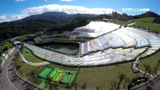 星空草原換新裝　光碟排列地景藝術