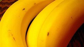 坊間流傳，「老人斑可用香蕉皮擦掉」的說法，食藥署駁斥，無根據。(圖／Flikr　CC授權／原作者[puamelia]，網址http://bit.ly/2i7TdD9)