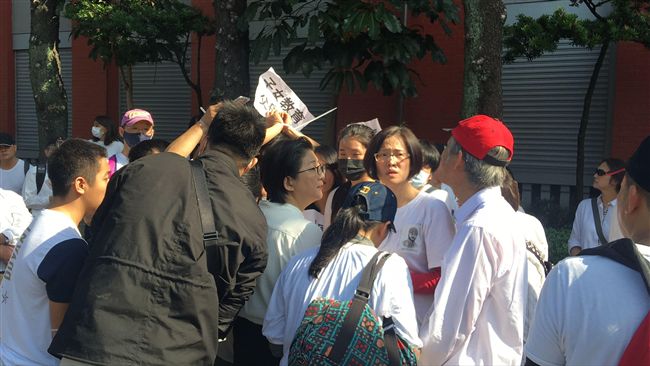「你願為反同而死」 但警察是無辜的